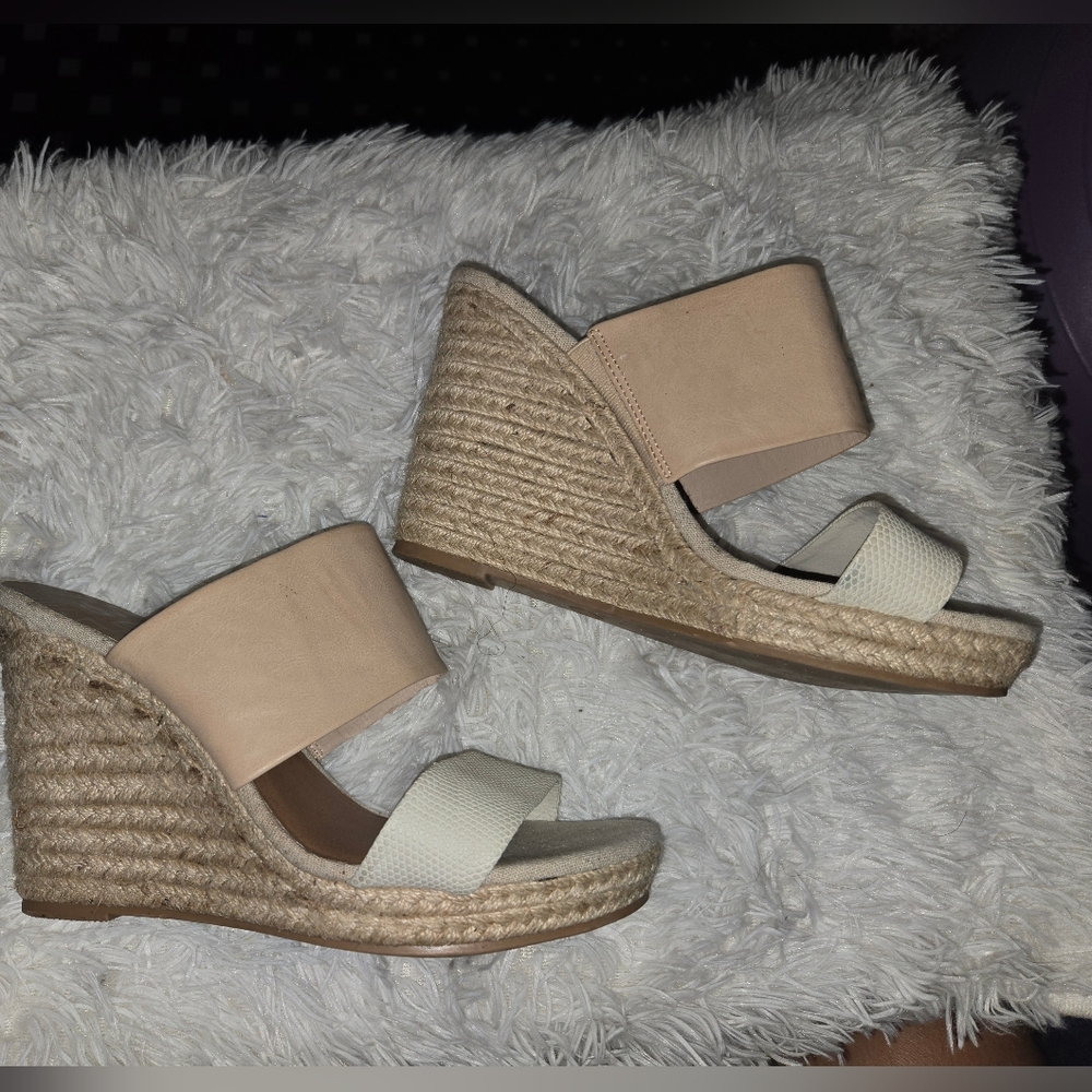 DV Women's Beige and White Wedge Sandals